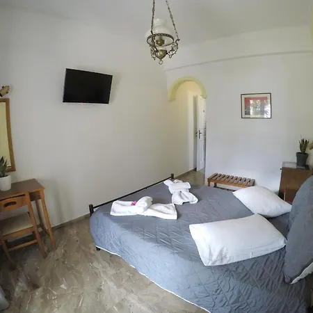 Zeus Aparthotel 2*